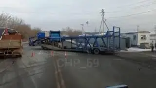 У большегруза отпал прицеп в Перми