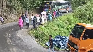 Truk Boks Hampir Terjun Di Kelok Patah  Cagar Alam Rimbo Panti