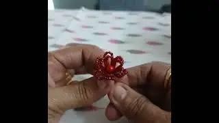 മുത്തു കൊണ്ടുള്ള മരവും പൂവും ഇലയും