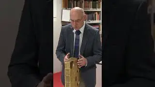 Why you DON&rsquo;T use white gloves to handle rare books!