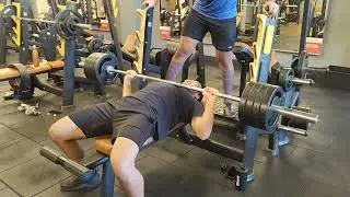 Finally i did It without help. Bench Press PR: 100kg (225 lbs). #benchpr #powerlifting #gymrat 