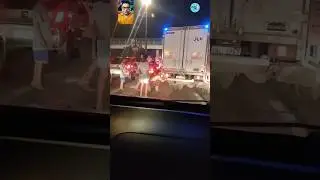 🚨 Exciting Heist Alert: Watch as a Group of Bold Thieves Steal a Car Battery in Broad Daylight! 🚗🔋