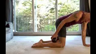 Kneeling back upper/back lower legs Yamuna Black Balls