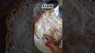 Deliciosa tostada de pan de avena, crujiente