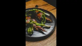 Alette di pollo alla brace, friggitelli e cipollotti