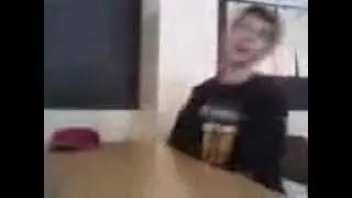Debil wali głową w ławke