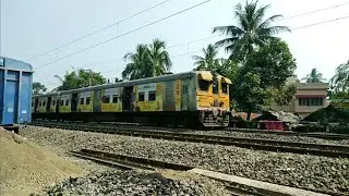 Excellent Local Train With Deep Horn । Indian Local Trains