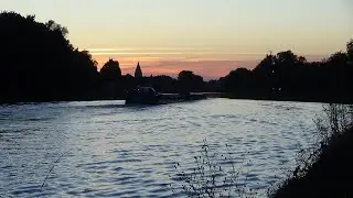 Un bateau dans la nuit