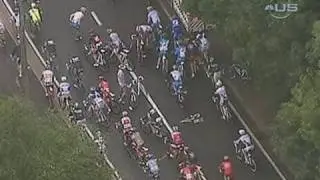 Dean gets piled up with 66 km to go from Universal Sports