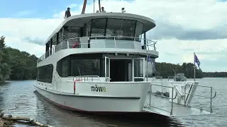 Fahrgastschiff M&ouml;we ist auf dem Stausee angekommen