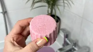 Big strawberry bath melt from this months @LushArchive kitchen subscription box 🍓