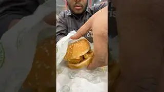 Burger hingh new momo burger 😱🔥 #viralvideo #foodblogger #ytshorts #shortsfeed #foodie