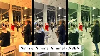 Sie spielen ABBA auf einem &ouml;ffentlichen Klavier in Wien