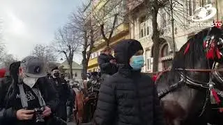 ÎPS Teodosie, plimbare cu caleaşca, ţinut în braţe de doi preoţi, la slujba de Bobotează
