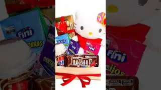hello Kitty de pel&uacute;cia vermelha doce da cesta de p&aacute;scoa