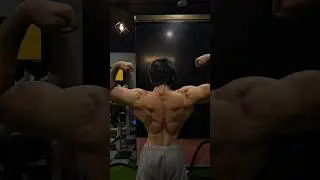INSANE BACK POSING💪 #youtube #youtubeshorts #ytshorts #gains #gym #back #posing #cobraback #shorts