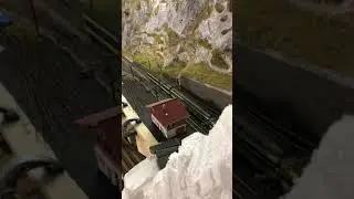 BLS Nordrampe modeltrein schaal N, passeert diensthalte Felsenburg