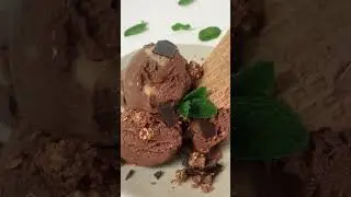 Frozen Bananas + Carob + Mint = Carob Mint Nicecream 🤤