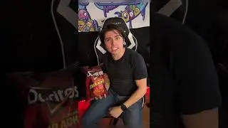 Дэнни пробует новые чипсы Screamin Sriracha Doritos!