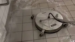 Oprensning af flisegulv med h&oslash;jtryk - Super1Rent   (h&oslash;jtryksrens af toiletgulv)