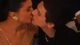 Кайли Дженнер и Тимоти Шаламе целуются во время перерыва на церемонии вручения премии «Золотой гл...