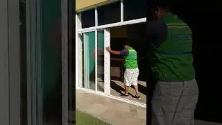 puerta corrediza en 4 secciones con 3 deslizables