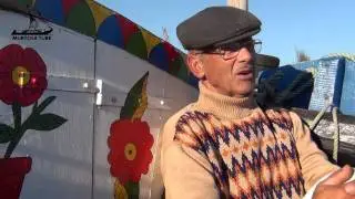 Abílio Fernandes conversa com Jorge Bacelar no seu moliceiro na Murtosa