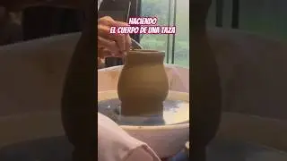 Haciendo el cuerpo de una taza en el torno alfarero / torneando una taza ☕️