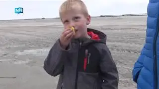 Bezoekers &eacute;&eacute;nmalig op zandige oevers Houtribdijk