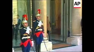 France - Schroeder arrives in Paris