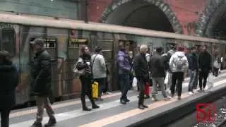 Napoli - Disastro Cumana, pendolari protestano davanti sede Eav (19.12.13)