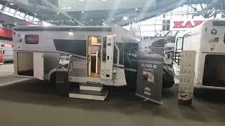 Recenzja kampera Sunlight T68XX za 79 tys. dolar&oacute;w. Miejsca noclegowe dla CZTERECH os&oacute;b z rozkład...
