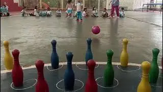 Educação física boliche para criança