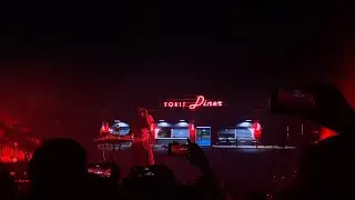 BoyWithUke - Gaslight (Live in Tilburg)