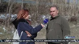Camion ribaltato un anno fa, plastica abbandonata ancora nei campi