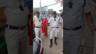 Live !! Kolkata Police tried to snatch mobile from #biketaxi driver while shoot live video