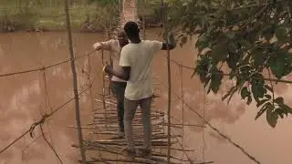 HOW LOCALS CROSS  RIVER NZOIA//MFUNJE