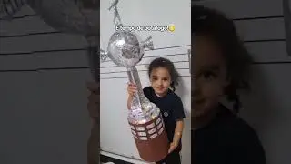 Taça da libertadores feita de papelão