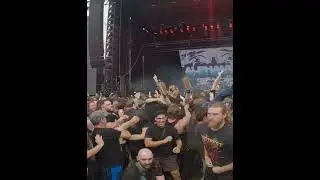 Tsunami of crowdsurfers @knotfest sydney