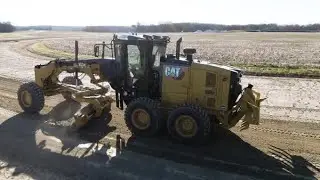 Точные финишные характеристики с комплектом Cat&reg; Finish Grade Ready для автогрейдеров