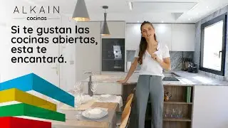 Cocina pequeña abierta al salón con península