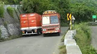GHAT ROAD - Truck Moving Rocks on Risky Ghat Turnings | TATA Truck | Lorry Videos‪