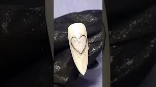Metal Heart en RC ART STUDIO: metal brillante, l&iacute;neas finas y un dark glam que resalta u&ntilde;as premium