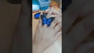 Es una bella #mariposa 🦋 de #mostacillas para #anillo Quieren tutorial? #beads #handmade #bisuteria