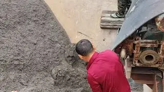 A 1800-ton sand barge unloads sand, who is more diligent between the camouflage and Xiaopang?