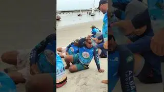 Resenha na praia durante competi&ccedil;&atilde;o de jangadas #barco #ocean #viral