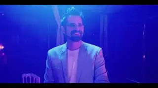 Merry Mood:DJ and Violin performance on stilts