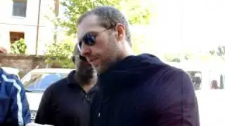 Chris Martin firmando autografos