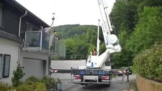 Fl&uuml;geltransport &uuml;ber Balkon in Kombination mit einem Krantransport