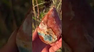 Оранжевый кальцит и синий апатит, кристаллы свободной формы из Бразилии. 🤩 Стоит ли нам пополнить запасы?